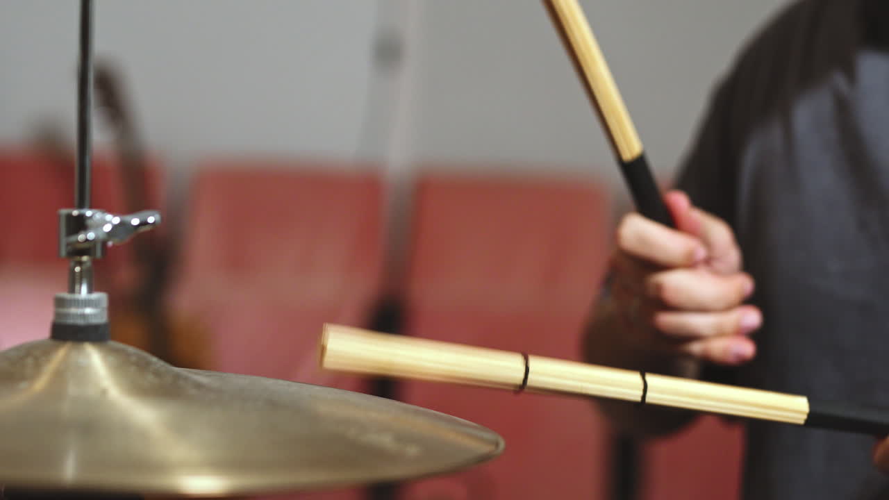 드러머는 스튜디오에서 혼자 연주합니다. 드럼, 스틱의 클로즈업. 발에서 재즈를 연주합니다.