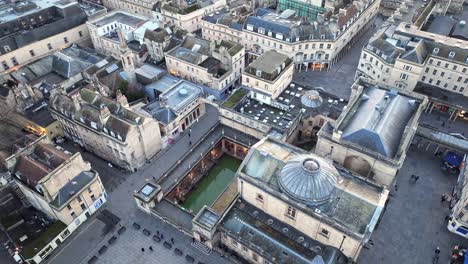 vista aérea de los baños romanos durante la puesta de sol en bath, reino unido