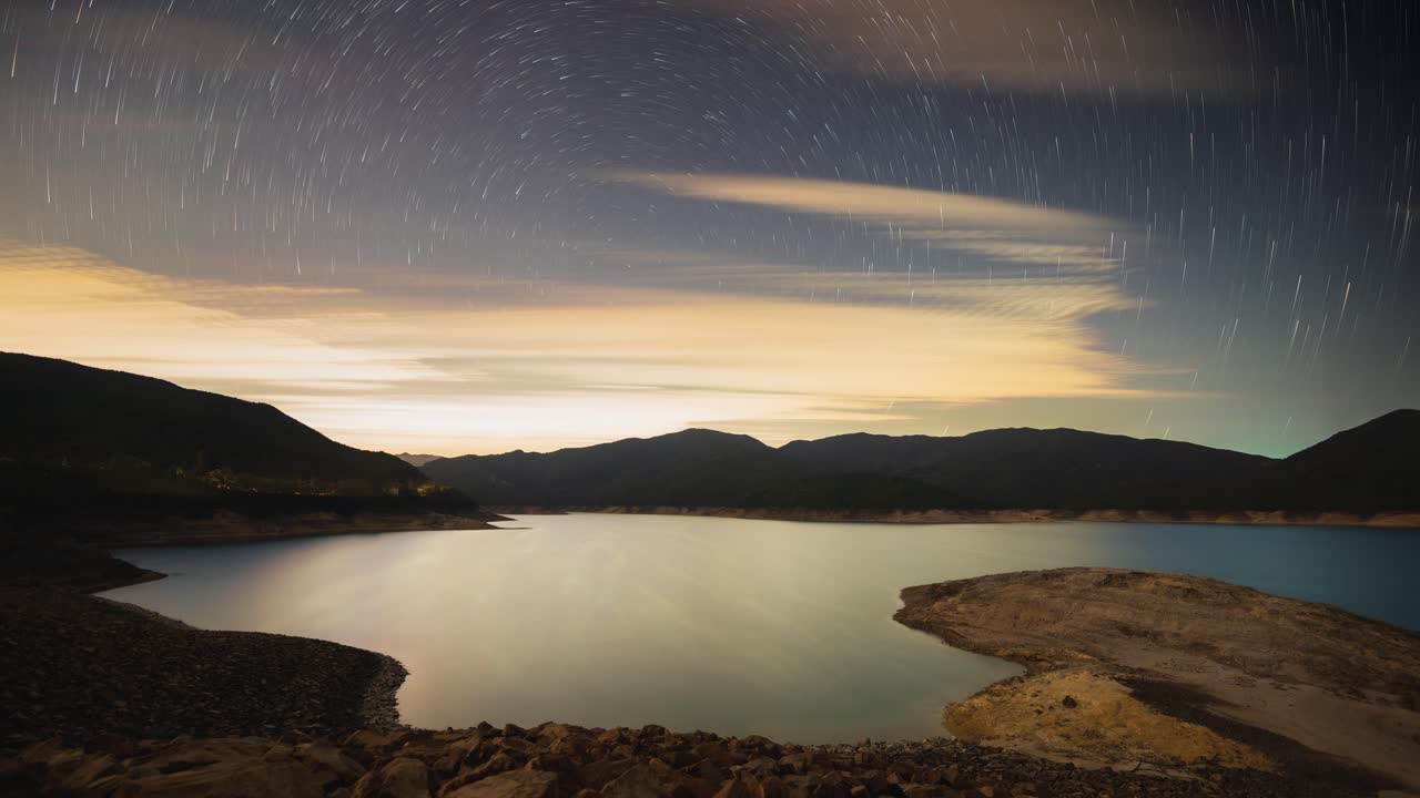 star nightlapse se refleja en el agua de high island west dam sai kung hong kong