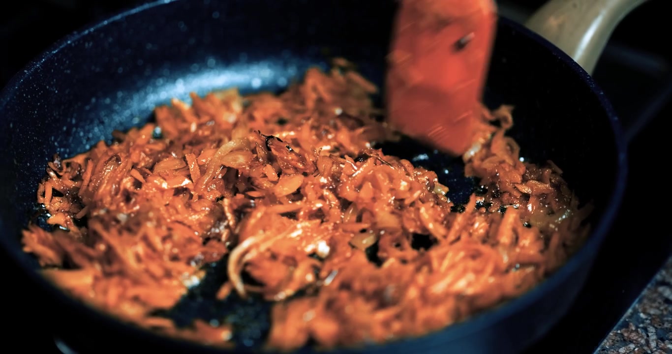 Saltare le carote in padella per un piatto saporito