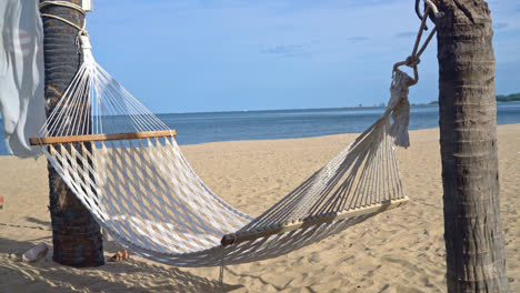 Cuna-Vacía-Con-Fondo-De-Playa-De-Mar