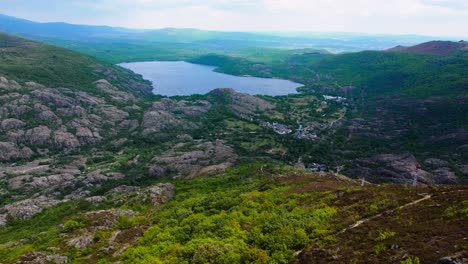 El-Empuje-Del-Carro-Aéreo-Sobre-La-Ladera-Verde-Revela-El-Lago-Sanabria-En-La-Distancia