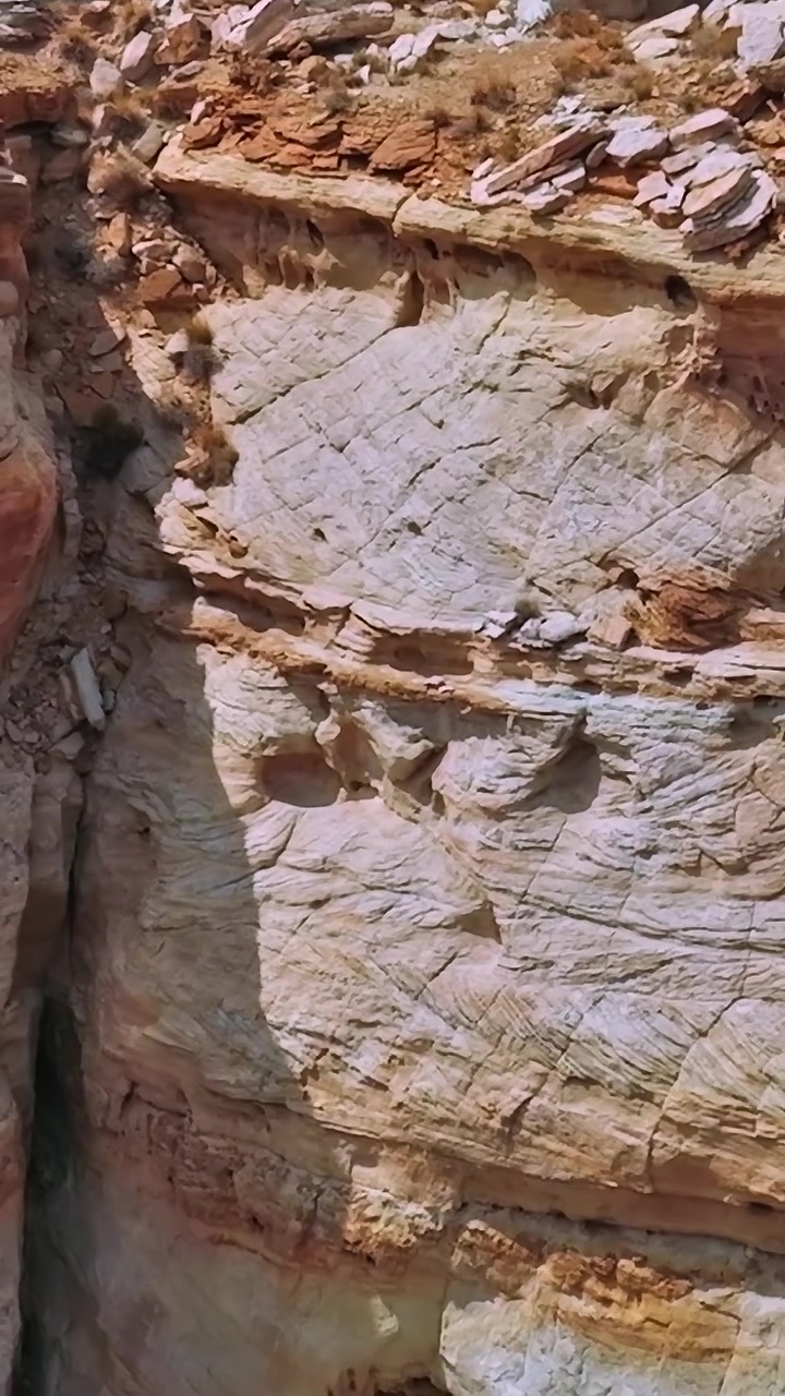 Las formaciones rocosas naturales en Mojave, EE. UU. muestran características geológicas únicas.