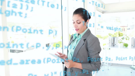 animación de procesamiento de datos sobre una mujer de negocios biracial pensativa que usa una tableta digital en la oficina
