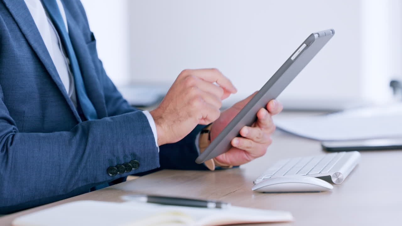 un primer plano de las manos de un hombre de negocios usando digital