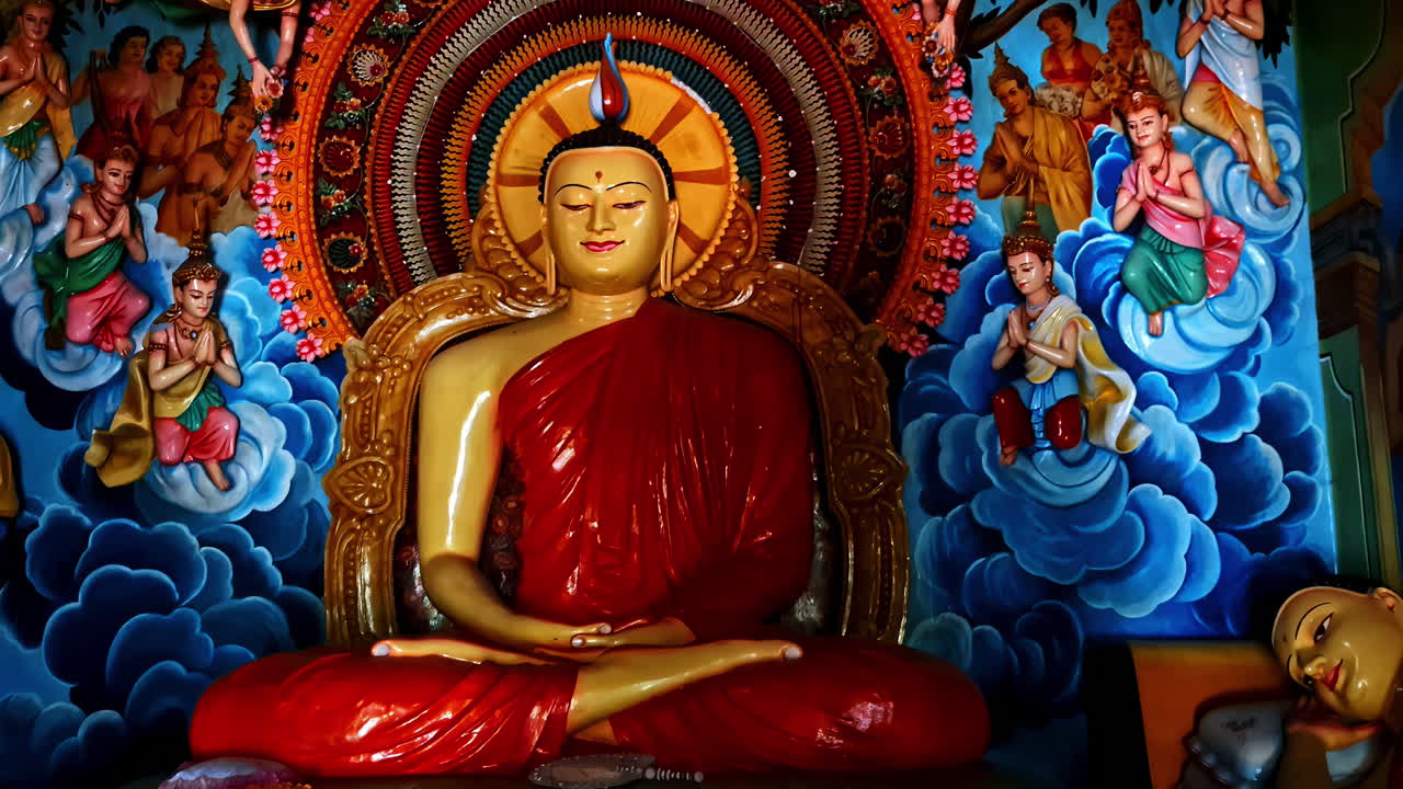 Statua del Buddha dello Sri Lanka presso il tempio Polgolla Shastraravinda Piriwena.