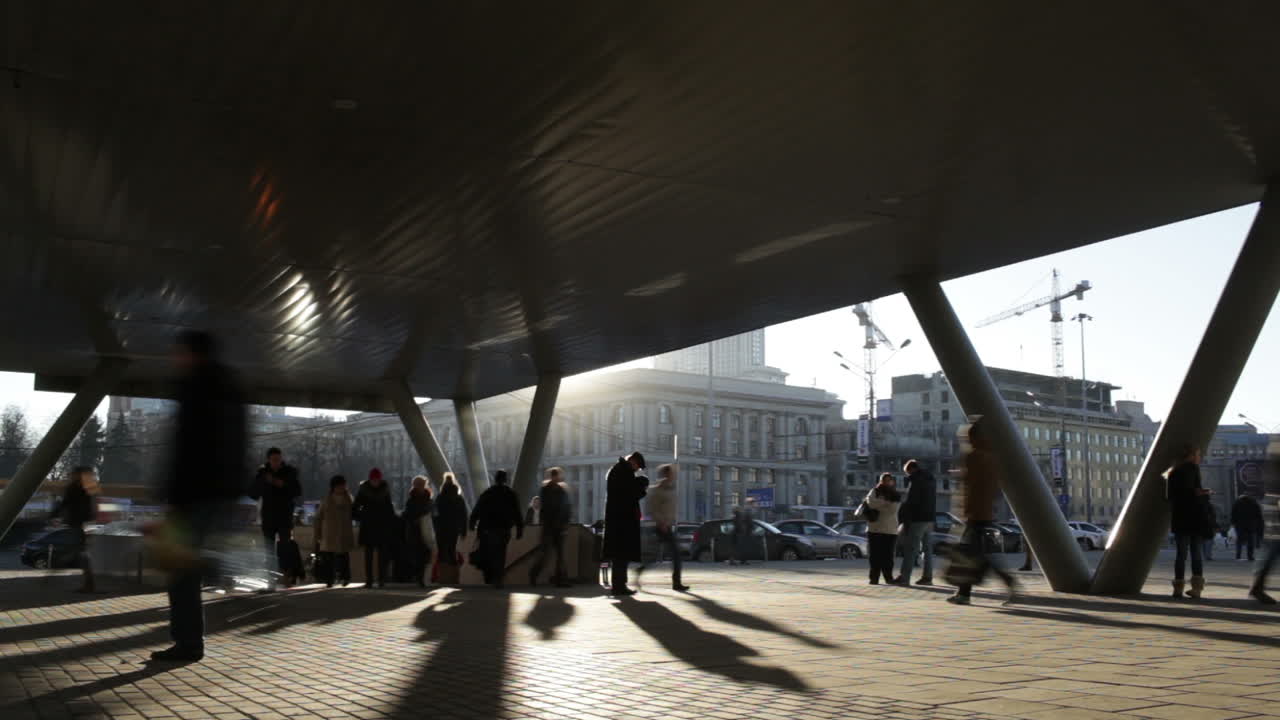 Timelapse di folla in movimento in città