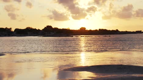 Schöner-Sonnenuntergang-über-Ruhigem-Ozean,-Hellorange-Sonnenreflexion-Im-Meerwasser-Und-Strand-Am-Abend,-Elafonissi-Strand-Auf-Der-Insel-Kreta