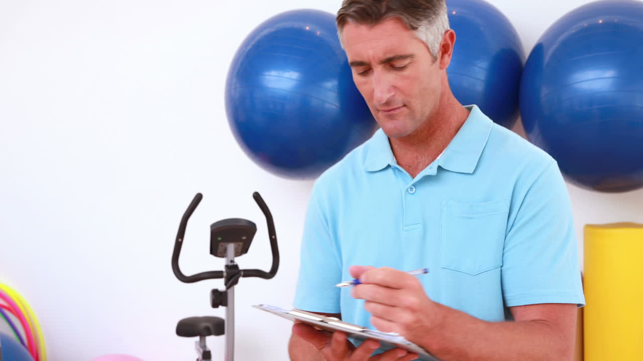 terapeuta sonriente escribiendo en el clipboard