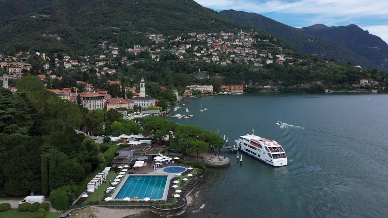 Il villaggio italiano di Cernobbio sul Lago di Como visto dall'alto.