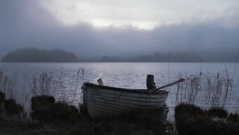 Gestrandetes-Seeboot-Am-Ufer-Der-Insel-In-Der-Abenddämmerung,-Weitwinkelaufnahme