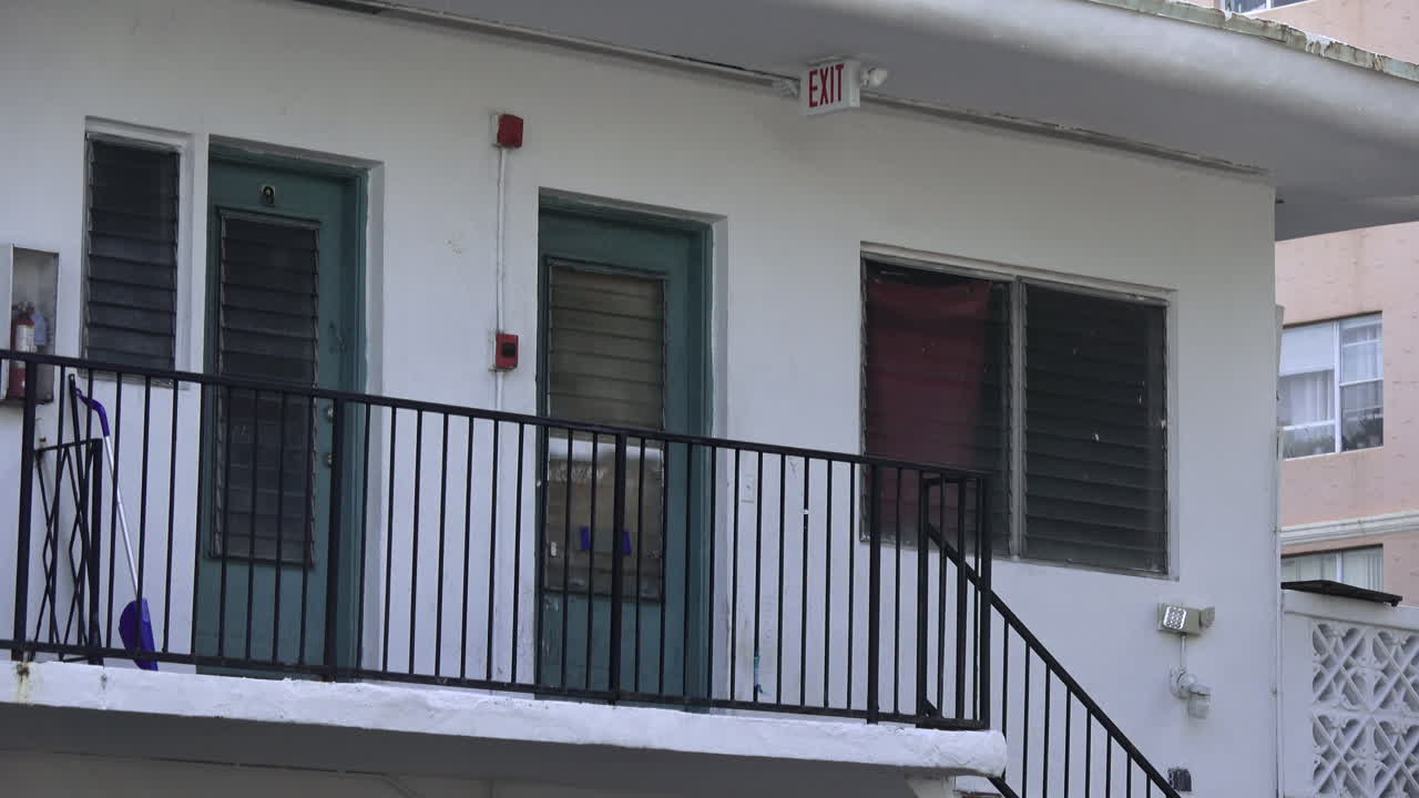 edificio de apartamentos de día exterior verano o primavera con barandillas