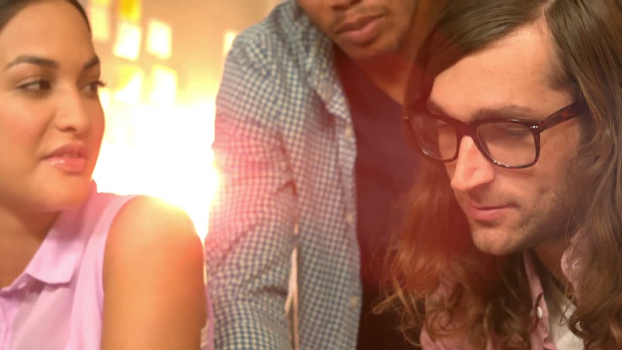 equipo de hipsters creativos usando una tableta juntos