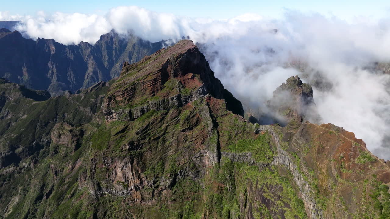 terreno accidentado en el pico pico do arieiro con nubes brumosas en la isla de madeira, portugal