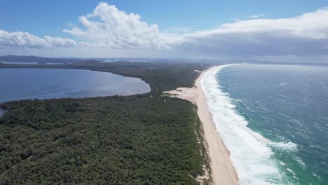 Vegetation-Und-Meereswellen-Am-Mungo-Beach-In-Der-Nähe-Des-Myall-Lake-Nationalparks-In-New-South-Wales,-Australien