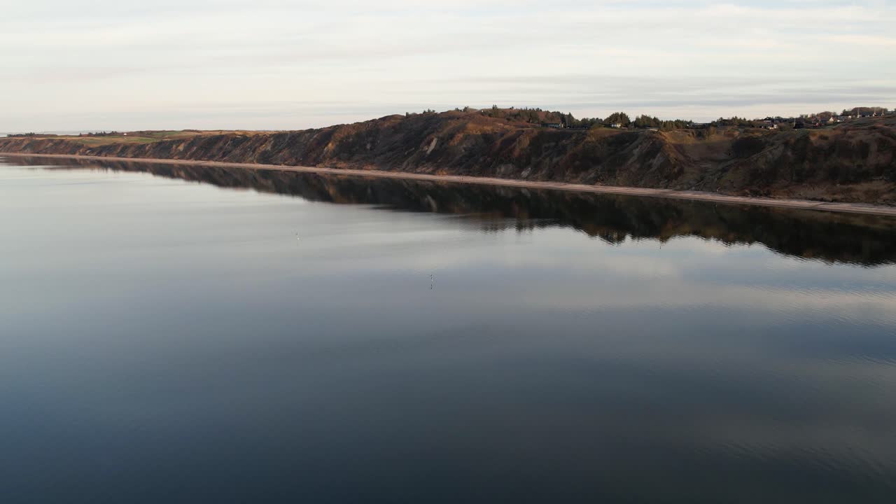 해안을 향해 날아가는 드론 영상