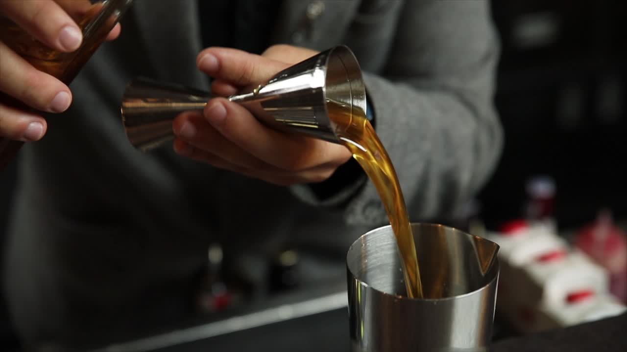 Barista che prepara un cocktail