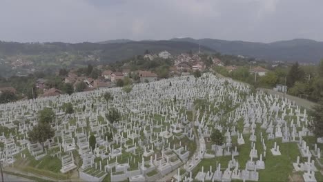 luftaufnahme eines großen friedhofs mit grabsteinen in der nähe von sarajevo bosnien nach dem verheerenden bürgerkrieg im ehemaligen jugoslawien 2