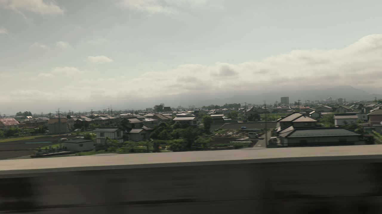 기차 창문에서 볼 수 있는 일본 교외 풍경