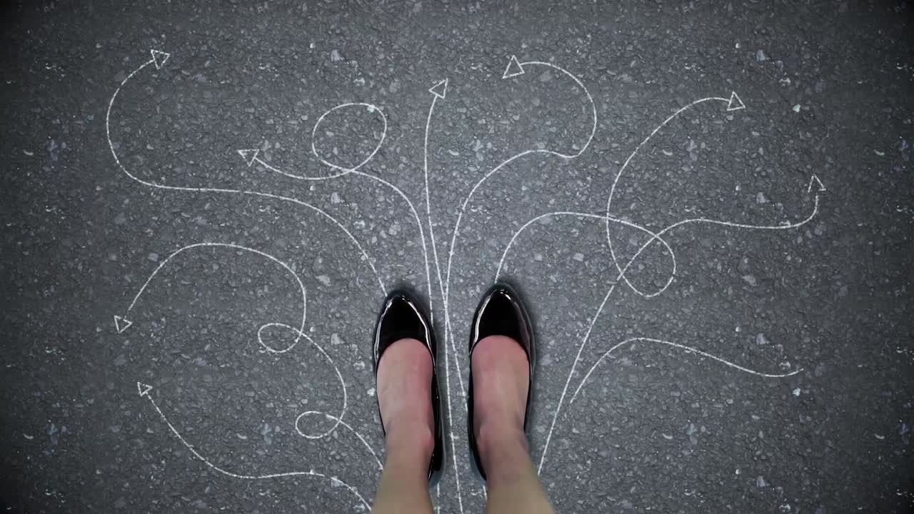 화살에 대항하는 사업가 여성의 복합 비디오