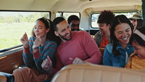 familia feliz, conducir y bailar para el viaje por carretera