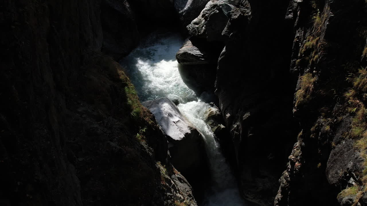 cañón del río de montaña