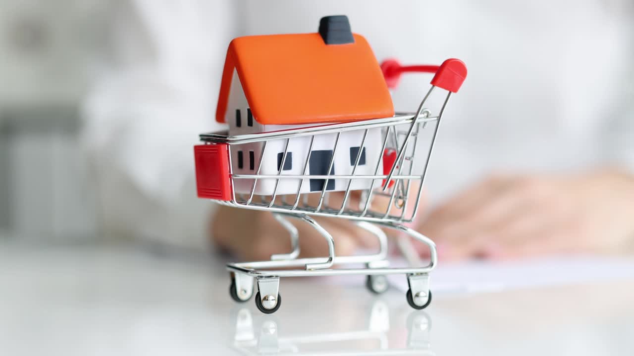 el agente completa el contrato para comprar la casa