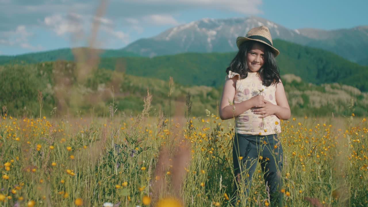 꽃에 있는 작은 소녀