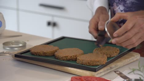 hacer hamburguesas vegetarianas crudas a partir de verduras orgánicas veganas crudas