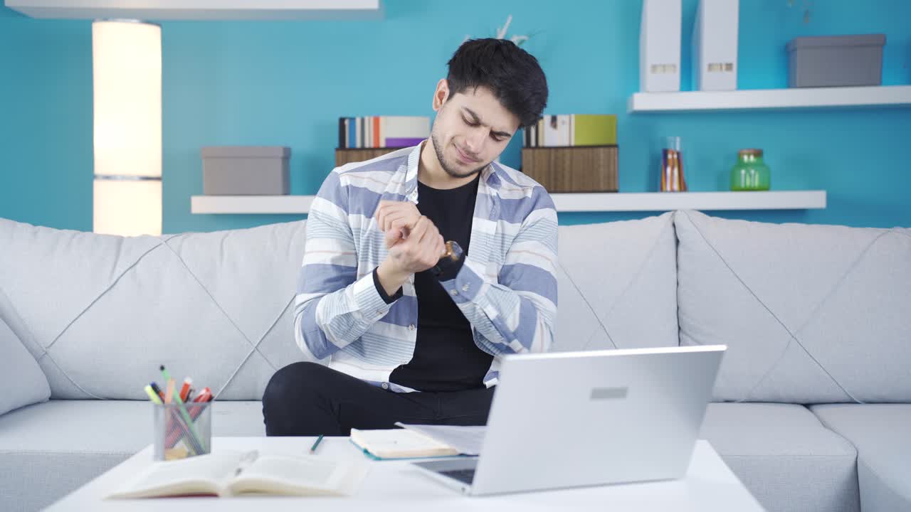 손목 통증을  ⁇ 고 있는 젊은이.