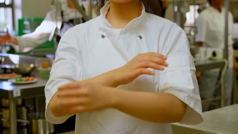 chef mujer sonriendo en la cocina en el restaurante 4k