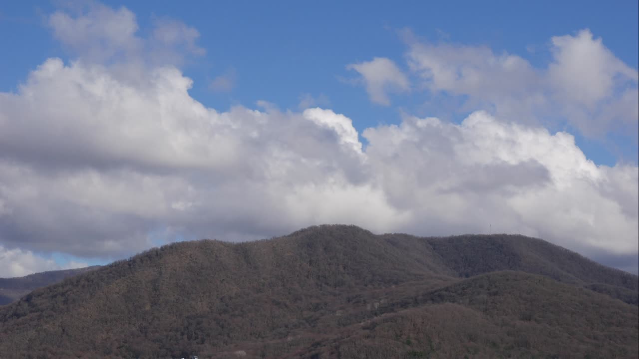 파란 하늘, 산 위의 하 구름, 부풀어오르는 색 구름, 큐러스 구름, 스케이프 타임스, 여름의 파란하늘, 극적인 웅장한 놀라운 파란색 하늘, 부드러운  구름의 형태, 구름의 타임 스 배경