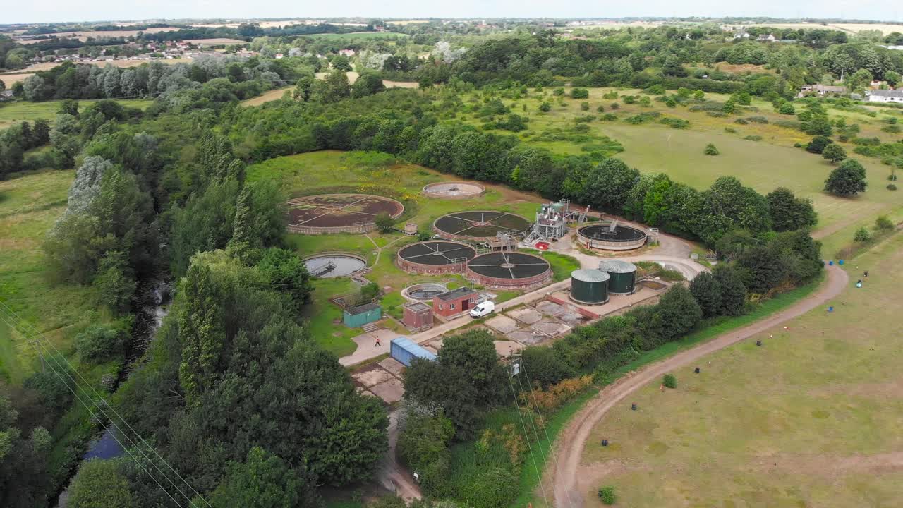 un dron sobrevuela el contenedor del tanque de alimentos para robar el almacenamiento de granos de maíz y trigo.