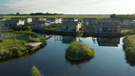 Famoso-Centro-Turístico-De-Roompot-Water-Village-Bajo-Un-Cielo-Azul-Nublado-En-La-Ciudad-De-Kamperland,-Países-Bajos