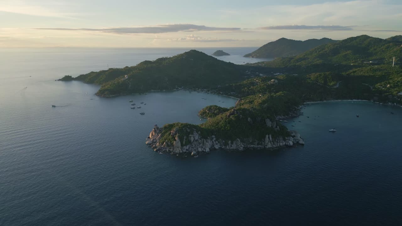 태국 만에 있는 코타오 섬의 높은 각도 공중 해가 지는 모습