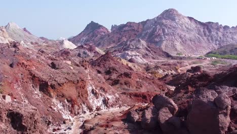 colorida forma de la tierra montaña erosión paisaje salvaje montaña rocosa fondo paisaje pintoresco de la naturaleza senderismo viajes desierto clima costero offshore arco iris colinas aventura viajes perú isla de hormuz