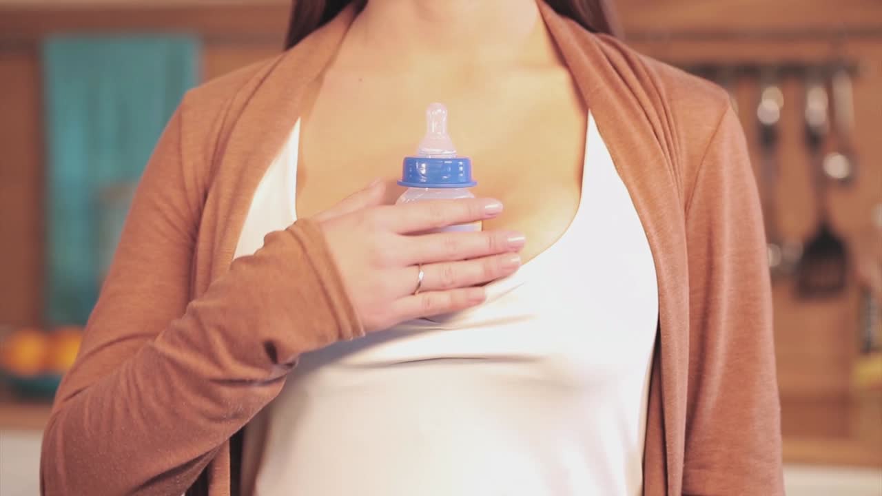 Donna che allatta o nutre un bambino