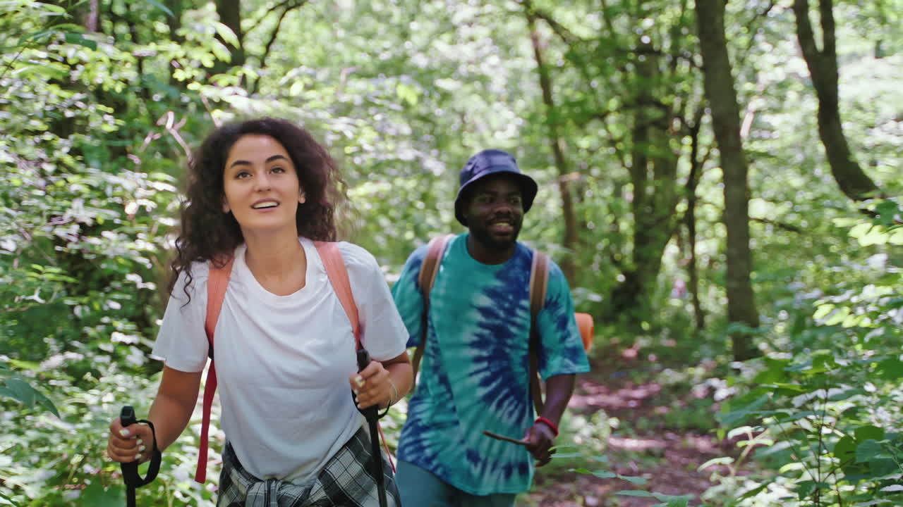 una pareja de senderistas en el bosque.
