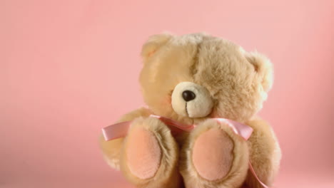 Teddybär-Fällt-Und-Hüpft-Auf-Einer-Rosa-Oberfläche