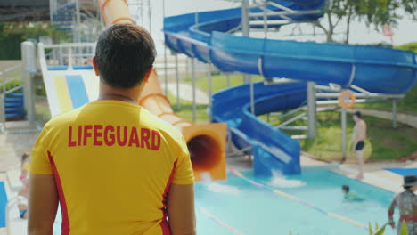 Ein-Rettungsschwimmer-Ist-In-Der-Nähe-Von-Wasserrutschen-Im-Einsatz