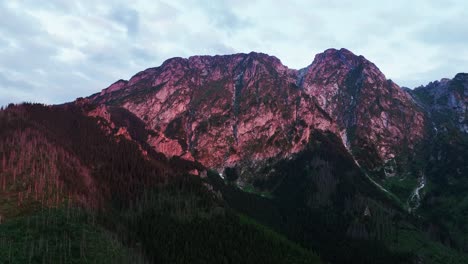 Luftaufnahme-Bei-Sonnenuntergang,-Die-Berge-Werden-Rot,-Sehr-Schöne-Aussicht