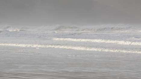 Pan-shot-of-magnificent-waves-breaking-in-Castle-Point-Beach,-New-Zealand