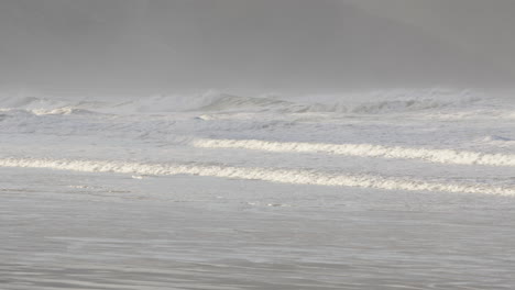 pan shot de las magníficas olas rompiendo en castle point beach, nueva zelanda
