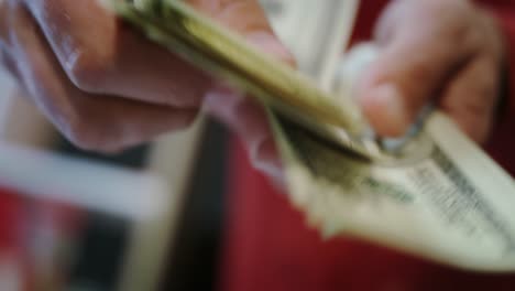 manos humanas contando billetes de dólar. cerca de las manos contando dinero en efectivo