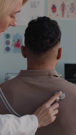 médico examinando al paciente con un estetoscopio