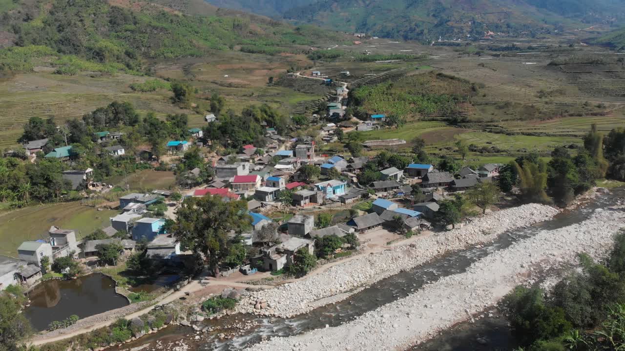 Villaggio su una strada di montagna a Tam Duong, Lai Chau, Vietnam