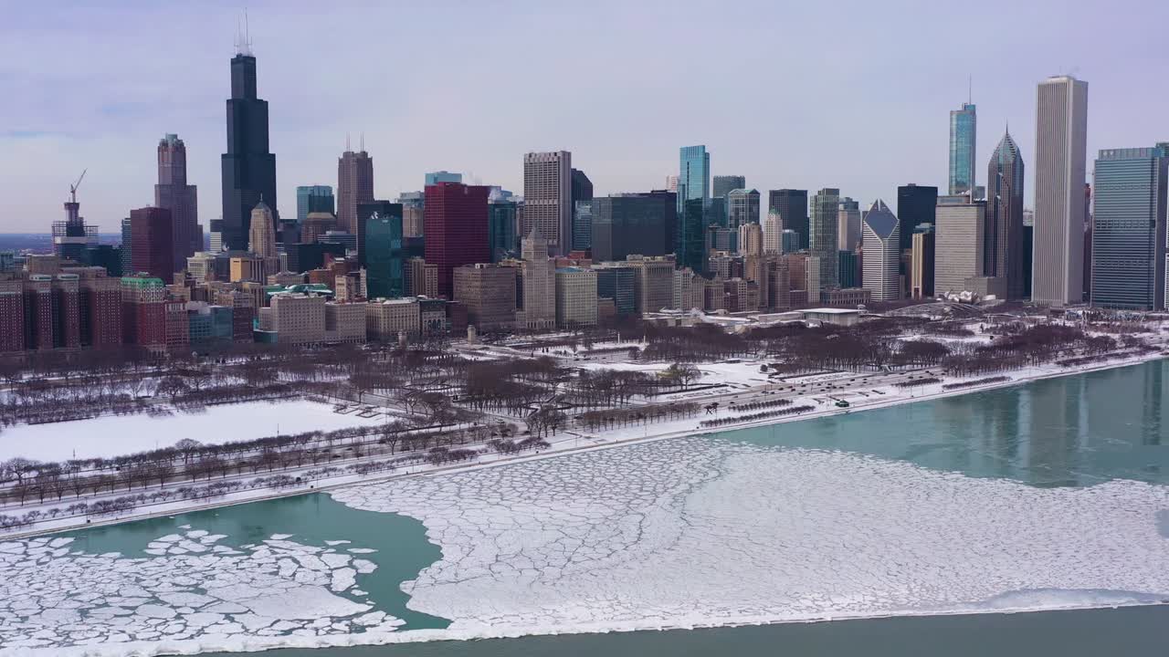 horizonte urbano de chicago e do lago michigan em um dia gelado de inverno. vista aérea. estados unidos