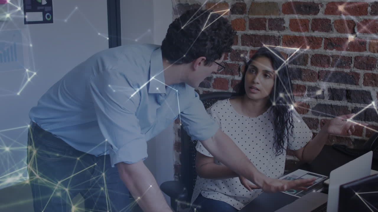 animación de redes de conexiones a través de personas de negocios que usan computadoras portátiles