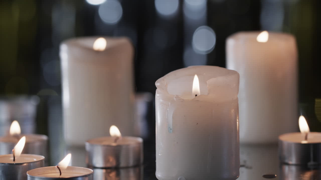 video de velas blancas con llama blanca y espacio de copia con bokeh en fondo negro