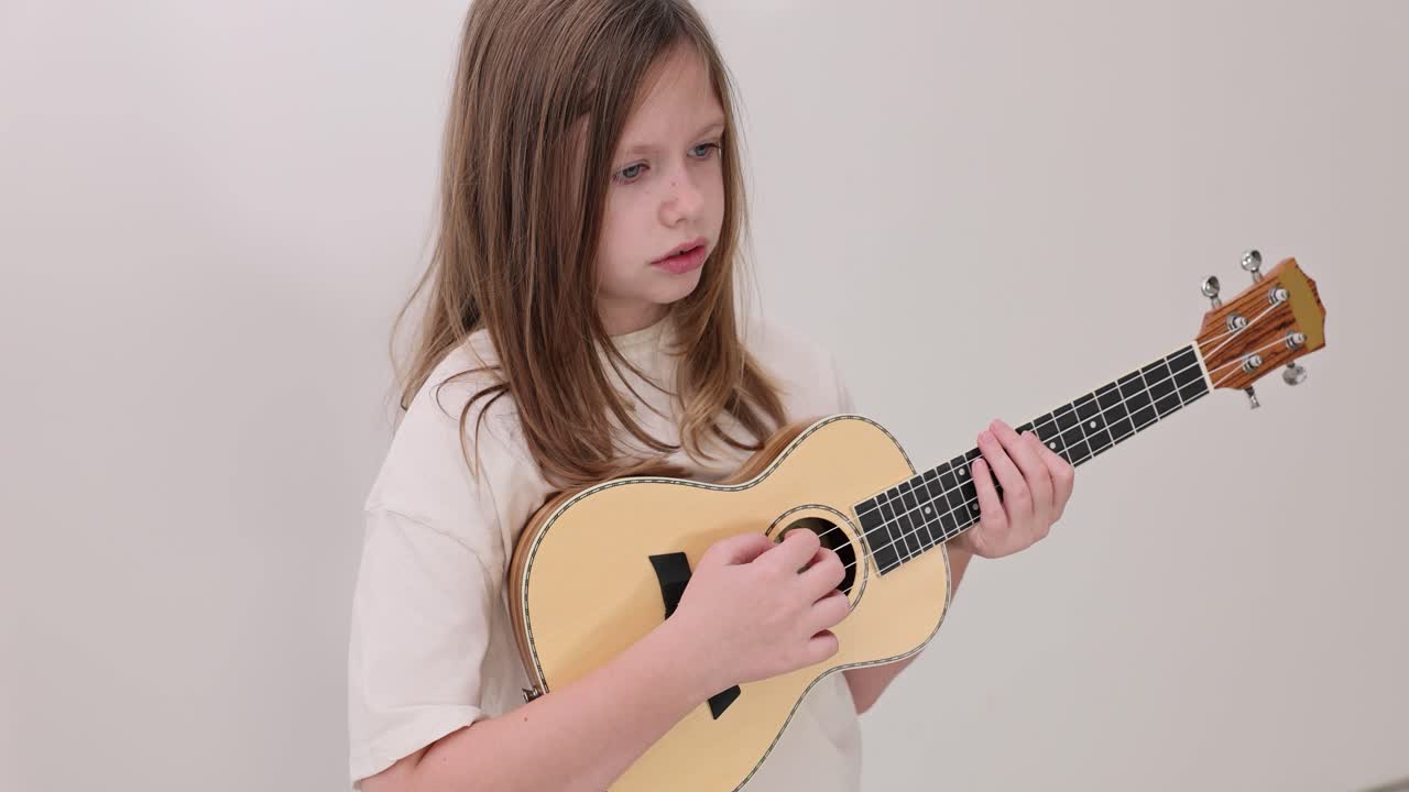 Flicka som spelar ukulele